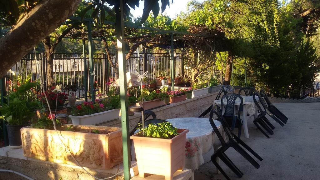 Rosary Sister Guest House Ein Karem Gerusalemme Esterno foto